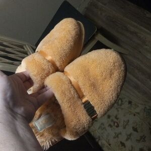 Woman's Size 8 Ugg Dala Slipper Orange